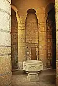Grabeskapelle, Inneres mit Taufstein