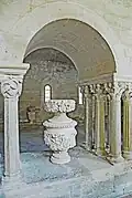 Ostgalerie, Öffnung Kapitelsaal, Vase