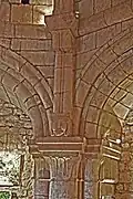 Kapitelle mit Zwickeln der Arkaturen