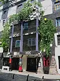 Immer wieder andere Anordnungen verschieden dimensionierter Mosaike lockern die Fassade auf