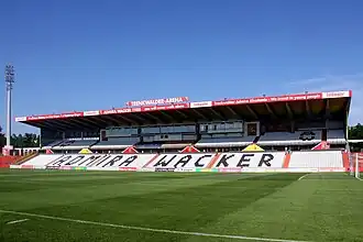 Blick auf die Haupttribüne