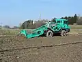 Der Truck FWF 80 ist ein flexibles Seilwindenfahrzeug auf Basis des MAN TGS für das Ziehen der Foeck-Verlegepflüge.