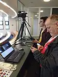 Zwei Freiwillige an Kamera und Videoschnittrechner bei der FOSSGIS 2017