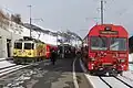 Zugkreuzung im Bahnhof, RhB Ge 4/4 II 611 und RhB BDt 1753 (2014)