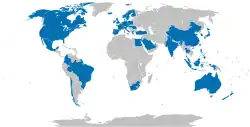 Die Weltkarte zeigt mit blauer Füllung circa 50 Länder, die Teil des FTSE All-World Index sind. Nordamerika ist vollständig im Index, auch ein Großteil (West)Europas, während aus Afrika nur Südafrika und Ägypten vertreten ist, sowie die arabische Halbinsel teilweise. Ebenfalls nur teilweise vertreten sind Südamerika, Asien und Ozeanien.