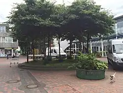Sitzinsel mit Bänken und Bäumen