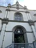 Figur der Maria vom Berge Karmel an der Fassade (oben)