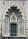 Fassade des Mausoleums Visconti di Modrone