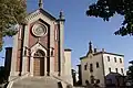 Die Kirche San Paolo Apostolo und das Rathaus (Casa del Castello) an der Piazza del Massaro