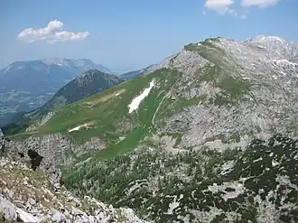 Fagstein gesehen vom Hohen Laafeld, davor die Grashänge des Oberen Roßfeldes, im Hintergrund Untersberg, Jenner und Hohes Brett