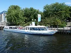 Das Fahrgastschiff Nofretete am Anleger oberhalb der Liebknechtbrücke in Berlin auf der Spree