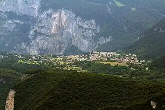 Fai della Paganella von Mezzocorona aus betrachtet, im Hintergrund die Nordostseite der Paganella