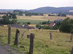 Blick auf Teile der Ortschaft. Im Hintergrund der zur Stadt Preußisch Oldendorf gehörende Limberg