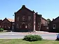 Kinderkrippe, Theater und Schulgebäude