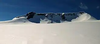 Der Fannaråki von Norden vom Gletscher Fannaråkbreen aus gesehen. Rechts der höchste Punkt, links die Fannaråknosi (1990&nbsp;m)
