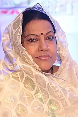 Farida Parveen, 2017, Porträt einer indischen Frau mit Schleier und Punkt auf der Stirn