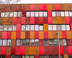 BioCube Gebäude: Fassade in verschiedenen Rottönen