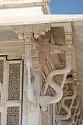 Geschwungene Dachstützen (brackets) und Jali-Fenster