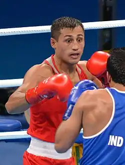 Olympiasieger Fazliddin Gʻoibnazarov (rot) im Zweitrundenkampf gegen den Inder Manoj Kumar