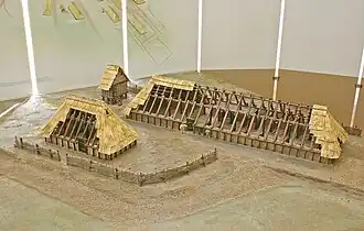 Modell einer Hofwurt auf Feddersen-Wierde mit langem Wohnstallhaus, Speicher und Viehstall
