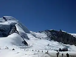 Sommerski auf dem Feegletscher. Blick von der Station Mittelallalin.