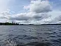 Die Kirche von Sandvik am Ufer des Fegen