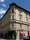 An diesem 1892 erbautem Neorenaissance-Eckbau in der Feilitzschstraße 25 befand sich ursprünglich auch eine Büste von Heine, die von Nazis durch eine Jahreszahl mit auf den Kopf gestellter „5“ ersetzt wurde.[16]