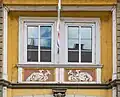 Mit Reliefs verzierte Fensterbrüstungen