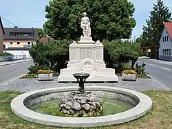 Zwergbrunnen vor dem Kriegerdenkmal