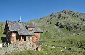 Feldnerhütte, dahinter das Kreuzeck (2702&nbsp;m&nbsp;ü.&nbsp;A.)