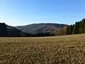 Blick von einer Anhöhe zwischen Lautern und Beedenkirchen westnordwestwärts zum Felsberg