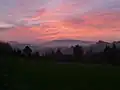 Blick von der L&nbsp;3102 nahe Brandau westsüdwestwärts zum Felsberg