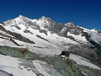 Bergstation Felskinnbahn vor der Mischabelgruppe (von links Täschhorn, Dom, Lenzspitze und Ulrichshorn)