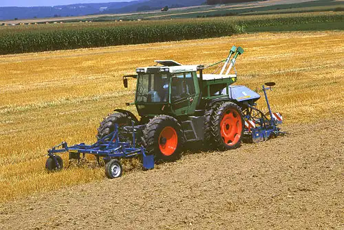 Fendt Xylon 524 – Ein Tracschlepper mit 4 Anbauräumen. Vorderer Anbauraum: Frontgrubber Anbauraum über der Vorderachse: frei Anbauraum über der Hinterachse: Saatgutbehälter Hinterer Anbauraum: Drillkombination
