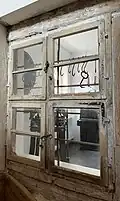Barockes Fenster im Obergeschoss („Innenansicht“)