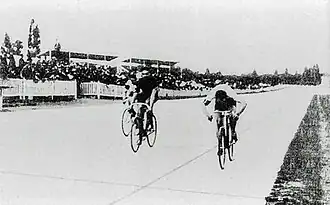 Fernand Sanz trifft beim Sprint auf der 2000-Meter-Distanz bei den Olympischen Spielen in Paris 1900 als Zweiter ein.