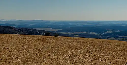 Fernsicht zu den Gleichbergen und zum Fichtelgebirge