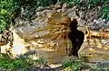 Einer der Höhleneingänge der Cave de Ferrand
