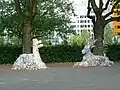 Fantasiefiguren auf dem Schulhof der GBS Ffm-Bockenheim