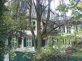 Gartenseite des Herrenhauses mit heutigem vorgelagertem Biergarten des Restaurants