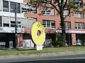 Farbige Betonscheibe, Voltastraße 84, Ffm-Bockenheim