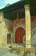 Portal zum Vestibül und Außentreppe