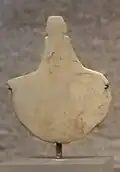 Abstraktes neolithisches Idol vom „Schultertyp“, vermutlich anatolischer Herkunft, Höhe 7,5&nbsp;cm, Badisches Landesmuseum Karlsruhe