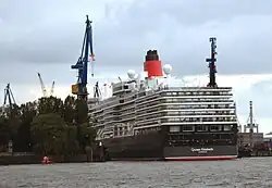 Die Queen Elizabeth schwimmt langsam in das Dock