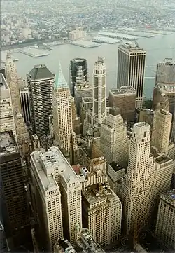 20&nbsp;Exchange Place rechts der Bildmitte, 40 Wall Street links (Anno­tierte Aufnahme[6] aus dem World Trade Center 1997)