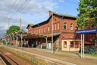 Empfangsgebäude und Bahnsteig (2015)