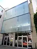 Haupteingang und Zwischentrakt zwischen Alt- und Neubau des Sebastian-Finsterwalder-Gymnasiums