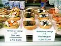 Auswahl verschiedener Fischbrötchen, unter anderem mit Rollmops