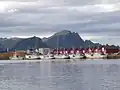 Fischerboote im Hafen von Andenes, im Hintergrund der Berg Røyken