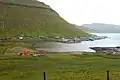 Die drei Ortschaften am Ende des Fjords: Oyrareingir links, Signabøur rechts und Kollafjørður im Hintergrund.